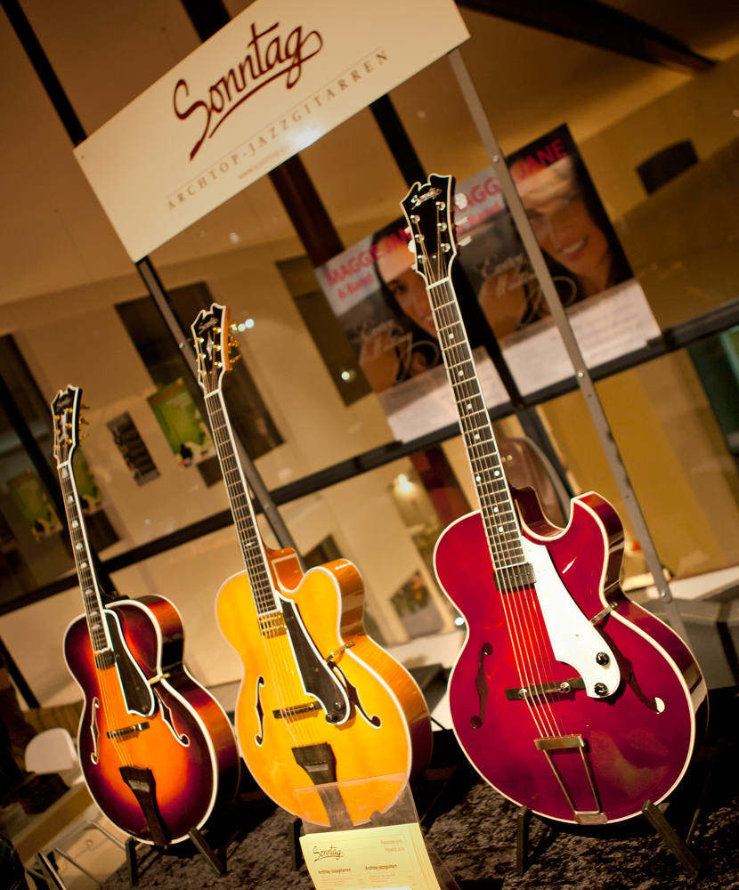 Fertig lackierte Jazzgitarren