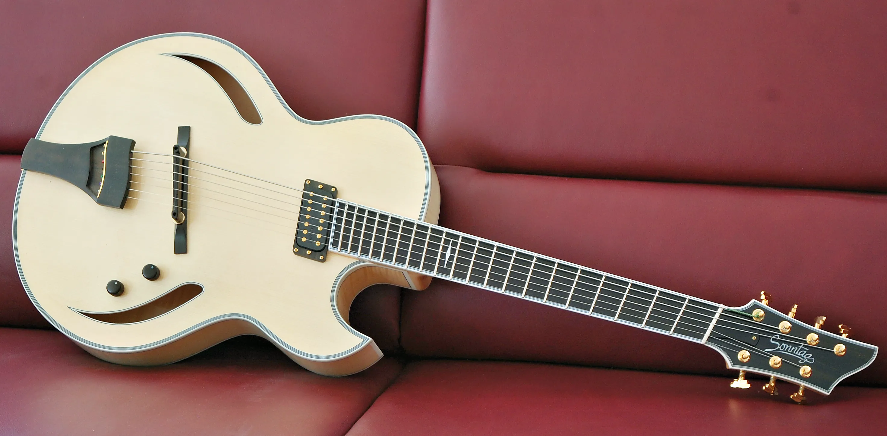 Archtop-Gitarre mit Fächergriffbrett