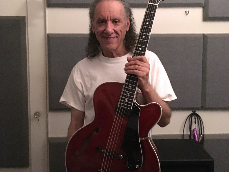 Scott Henderson spielt Sonntag Gitarren